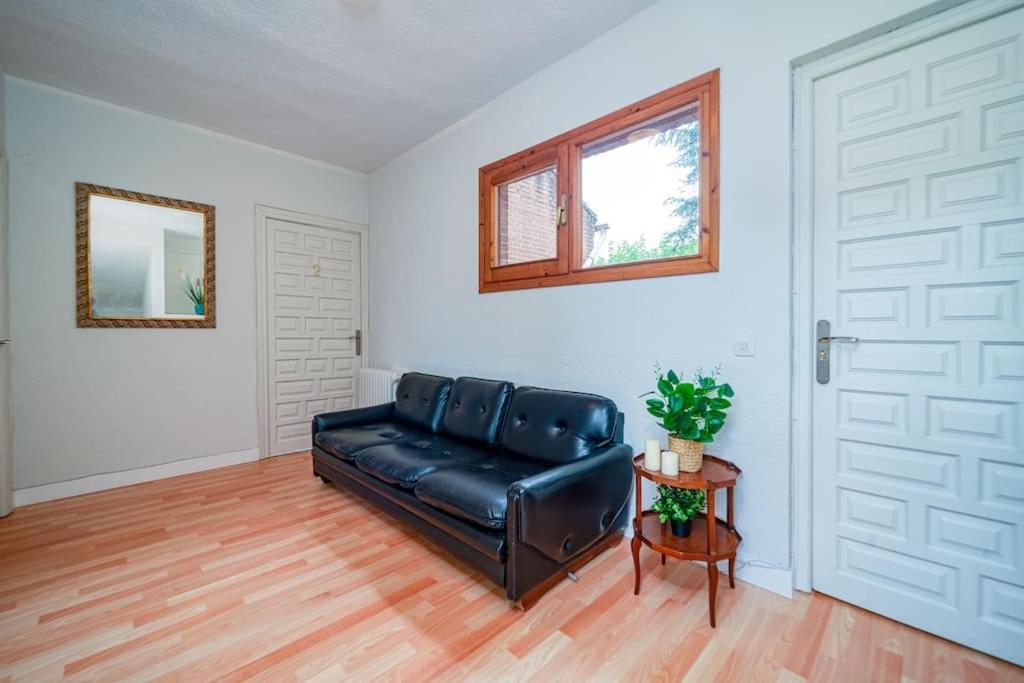 P Casacafe Madrid Calle Carlos Dubois 3 Екстер'єр фото